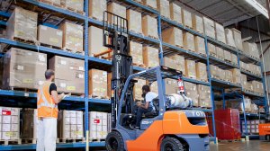 Mua hay Thuê xe nâng để hạn chế chi phí cho doanh nghiệp?